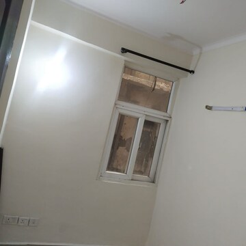 Room in 2.5 BHK Apartment at Amrapali Zodiac, Sector 120 – for Rent