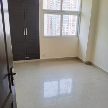 Room in 2.5 BHK Apartment at Amrapali Zodiac, Sector 120 – for Rent