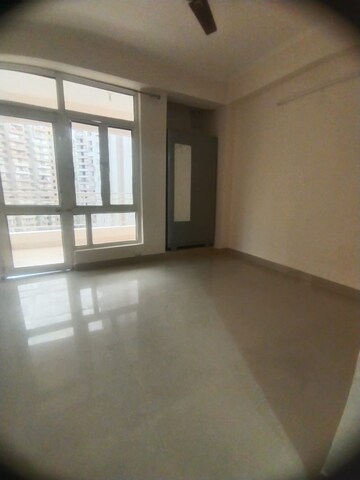 Room in 2 BHK Apartment at Amrapali Golf Homes, Sector 4 Greater Noida – for Rent