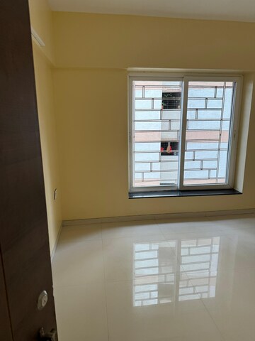 Room in 2 BHK Apartment at Venkateshwara Fragrancia, Koregaon – for Rent
