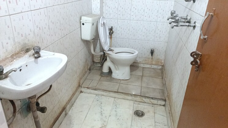 Bathroom, vaishali sector 4 1 Bedroom 580 Sq.Ft. Builder Floor In Vaishali Sector 4 Ghaziabad 9112083
