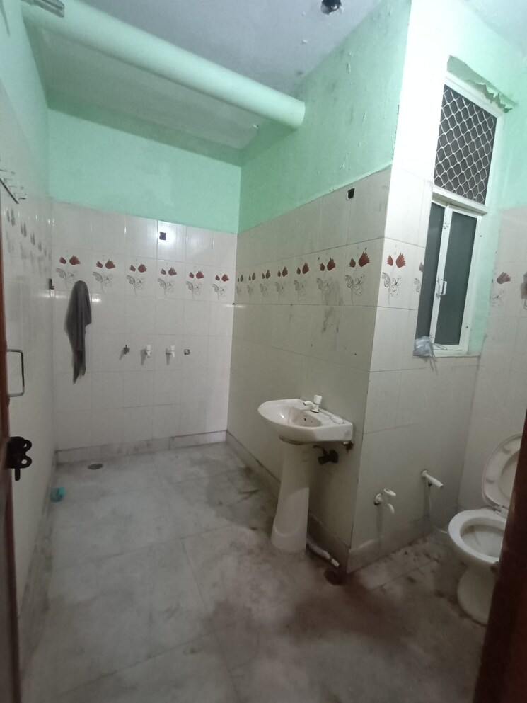 Attached Bathroom, rwa-apartments-sector-71 1.5 Bedroom 850 Sq.Ft. Villa In Sector 71 Noida 9112136