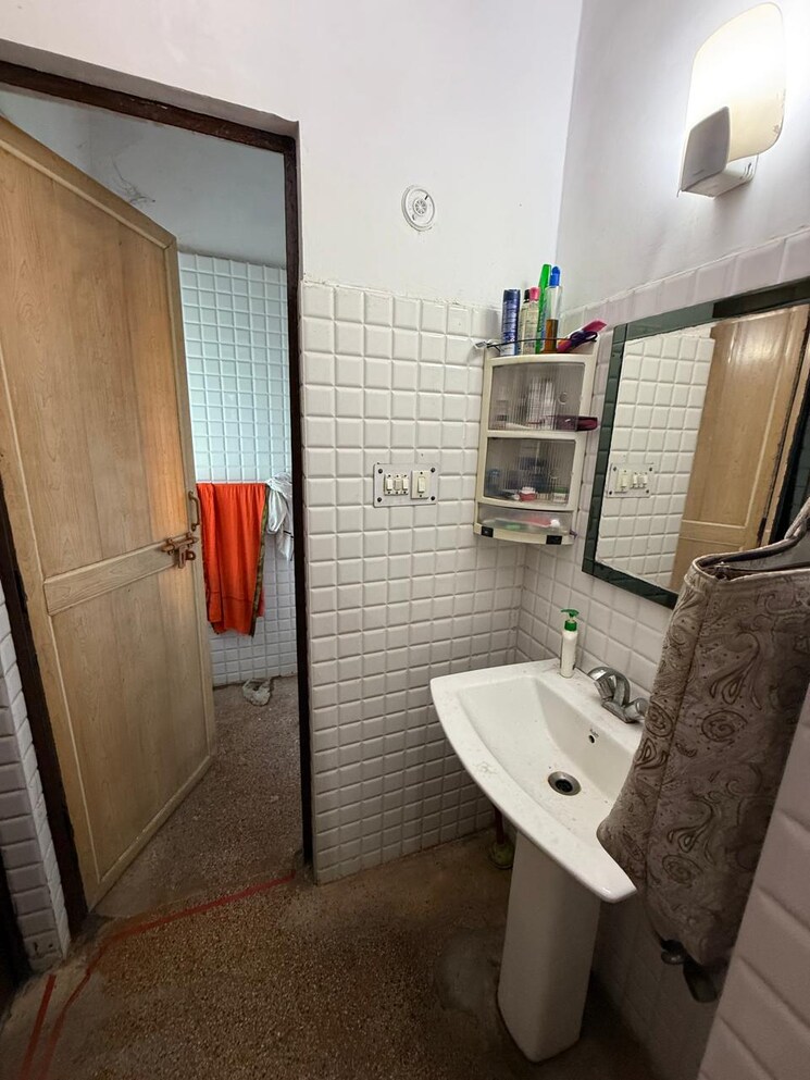 Bathroom, mayur vihar phase 1 2 Bedroom 950 Sq.Ft. Builder Floor In Mayur Vihar Phase 1 Delhi 9112191
