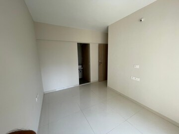 Room in 2.5 BHK Apartment at Sugee Atharva, Prabhadevi – for Rent