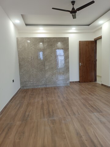 Room in 4 BHK Builder Floor at Green Fields Colony – for Rent