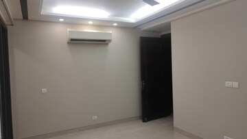 Room in 4 BHK Apartment at Green Park – for Rent