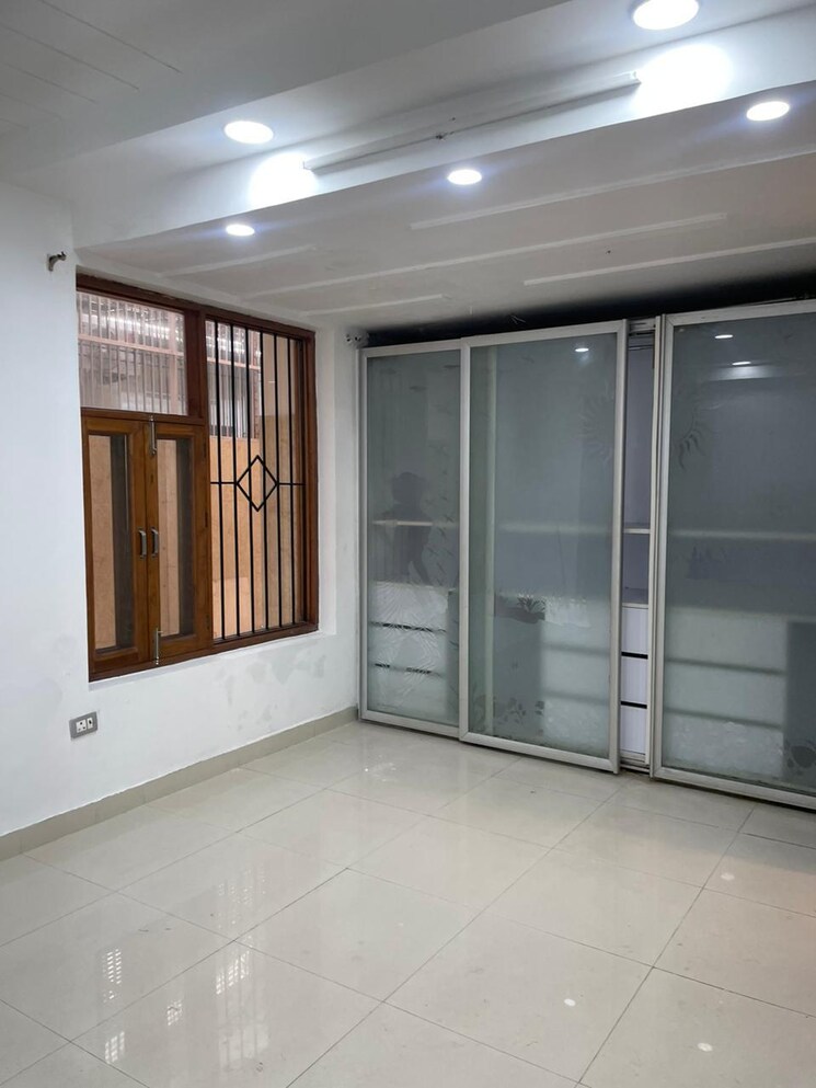 Room, rwa-apartments-sector-52 3 Bedroom 250 Sq.Mt. Independent House In Sector 52 Noida 9112366