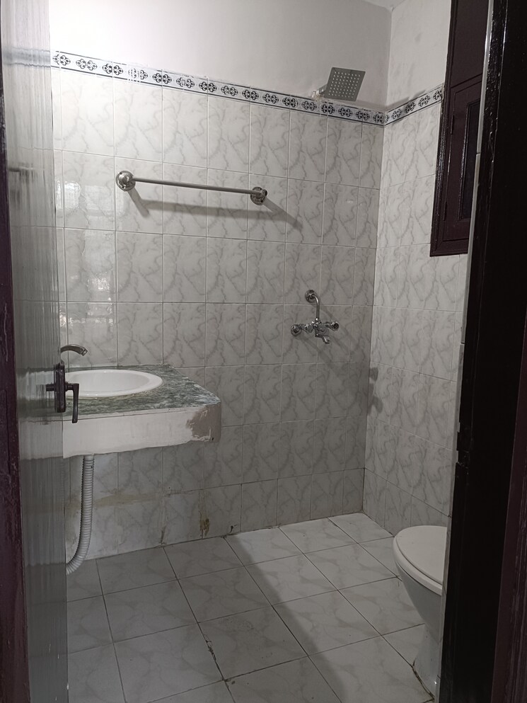 Bathroom, sector 52 3 Bedroom 1350 Sq.Ft. Builder Floor In Sector 52 Gurgaon 9112450