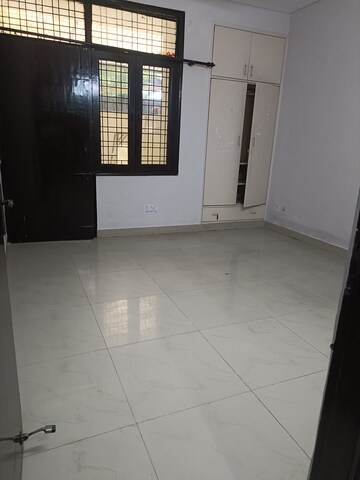 Room in 3 BHK Builder Floor at Sector 52 – for Rent