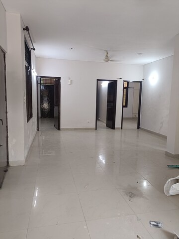 Building Lobby in 3 BHK Builder Floor at Sector 52 – for Rent