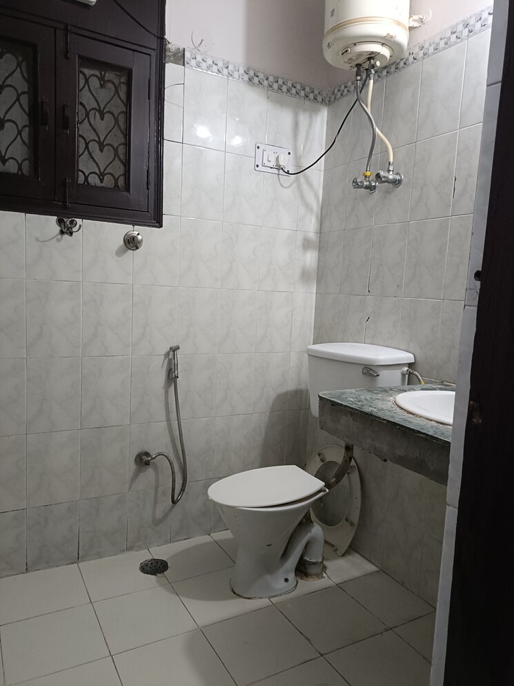 Bathroom, sector 52 3 Bedroom 1350 Sq.Ft. Builder Floor In Sector 52 Gurgaon 9112450