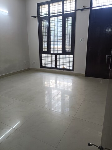 Room in 3 BHK Builder Floor at Sector 52 – for Rent