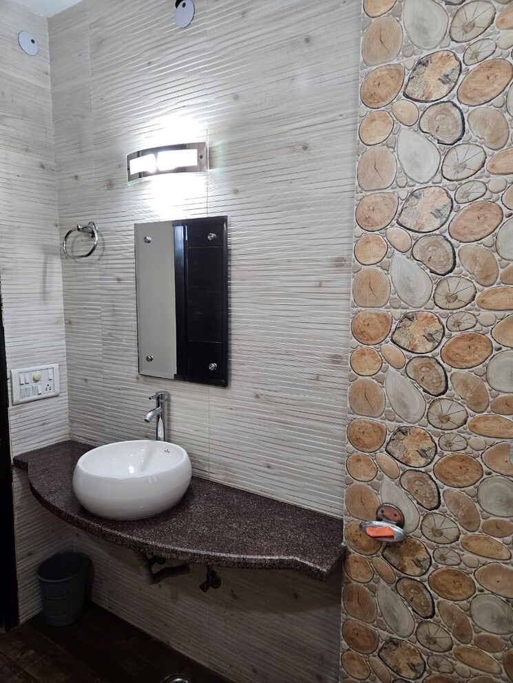 Bathroom, sector 56 2 Bedroom 250 Sq.Yd. Builder Floor In Sector 56 Gurgaon 9112580
