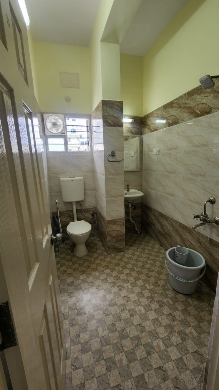 Bathroom, nirman vihar 3 Bedroom 180 Sq.Yd. Builder Floor In Nirman Vihar Delhi 9112649