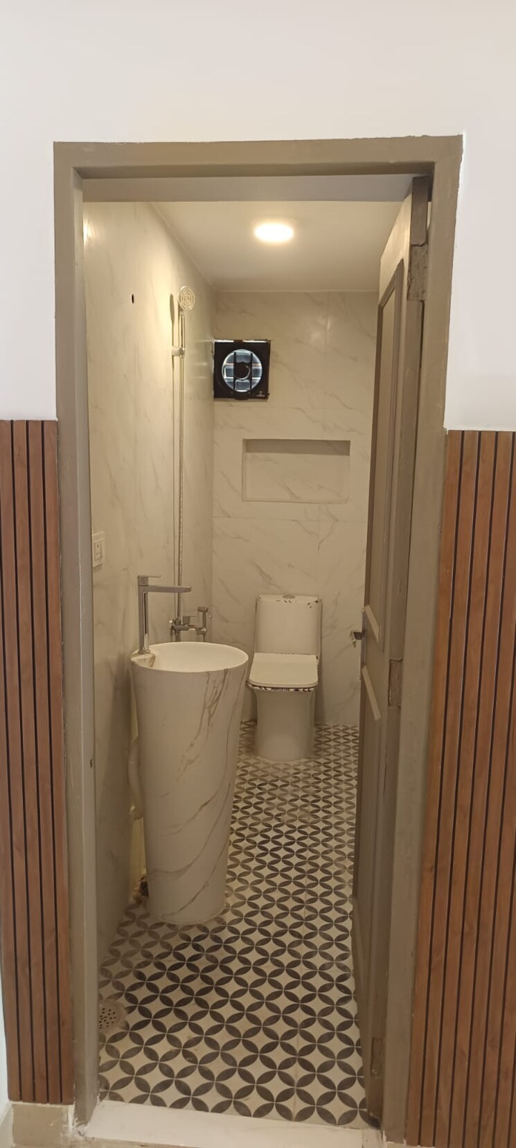 Bathroom, south delhi 3 Bedroom 1500 Sq.Ft. Apartment In South Delhi Delhi 9112678