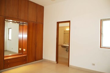 Room in 3.5 BHK Apartment at Jor Bagh – for Rent