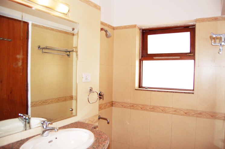 Bathroom, jor bagh 3.5 Bedroom 3500 Sq.Ft. Apartment In Jor Bagh Delhi 9112723