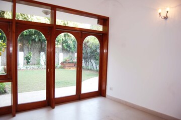 Room in 3.5 BHK Apartment at Jor Bagh – for Rent