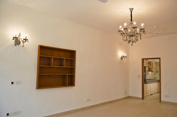 Room in 3.5 BHK Apartment at Jor Bagh – for Rent