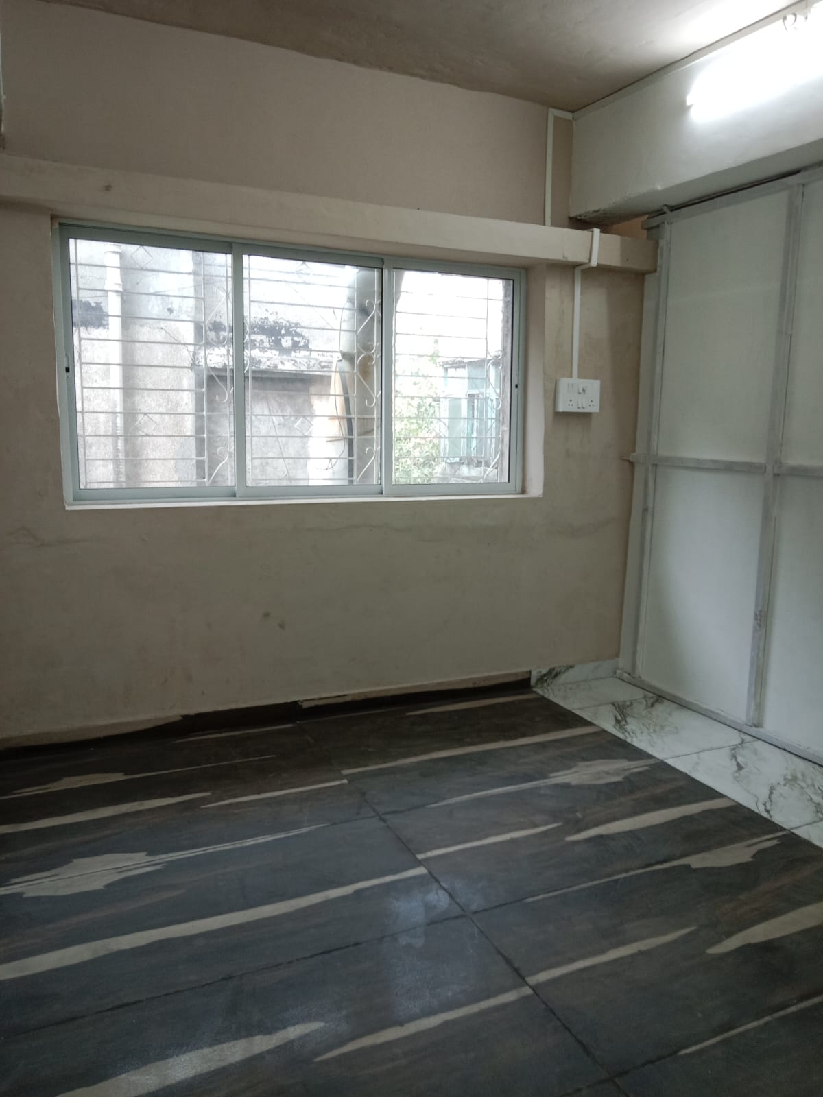 Showroom For Rent in Jambli Market 