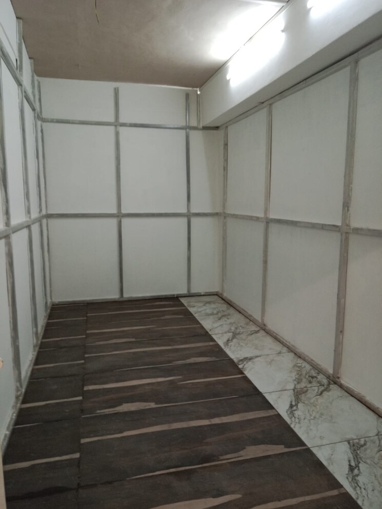 Room, jambli naka Commercial Showroom 4000 Sq.Ft. In Jambli Naka Thane 9112749