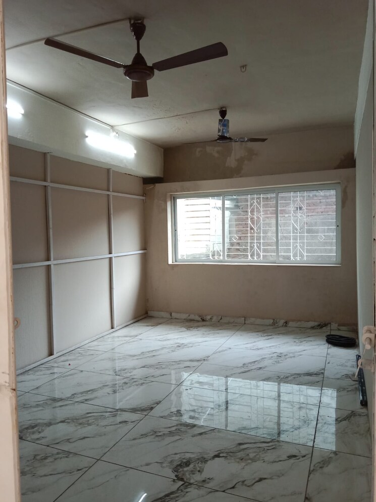 Room, jambli naka Commercial Showroom 4000 Sq.Ft. In Jambli Naka Thane 9112749