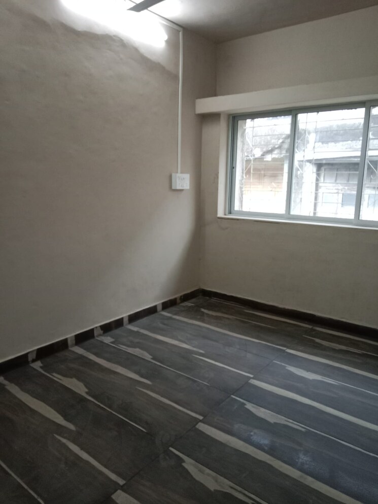 Room, jambli naka Commercial Showroom 4000 Sq.Ft. In Jambli Naka Thane 9112749