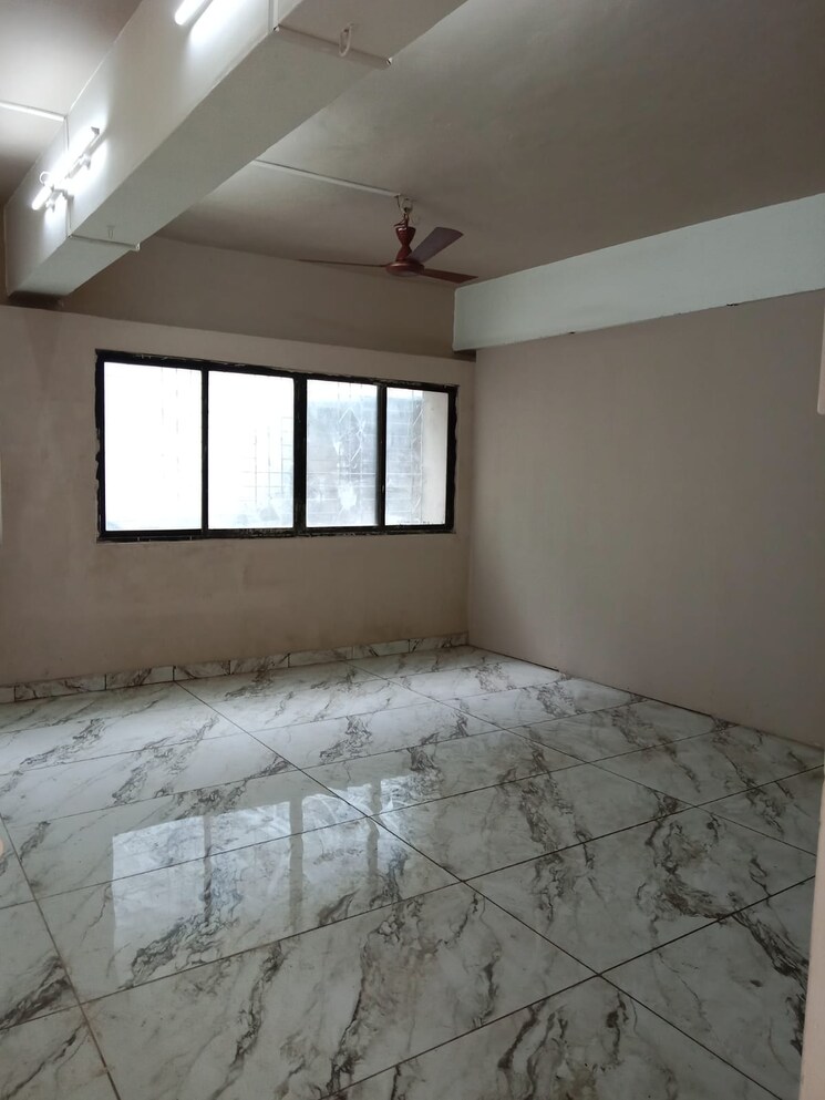 Room, jambli naka Commercial Showroom 4000 Sq.Ft. In Jambli Naka Thane 9112749