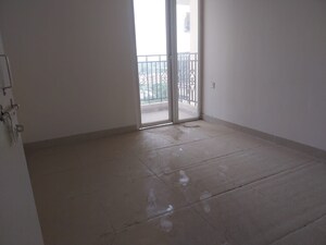 Room in 3 BHK Apartment at Signature Global Golf Greens, Sector 79 – for Sale