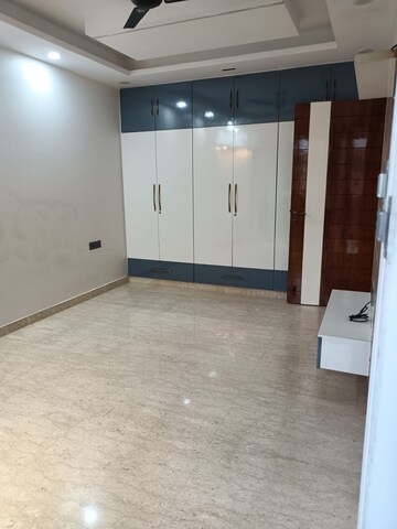 Room in 3 BHK Builder Floor at Preet Vihar – for Rent