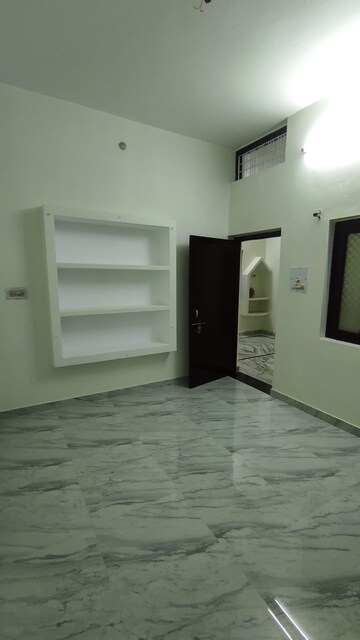 Room in 2 BHK Independent House at Alambagh – for Rent