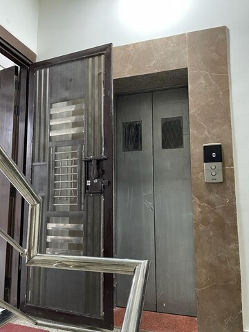 Lift in 3 BHK Builder Floor at Pratap Vihar – for Sale