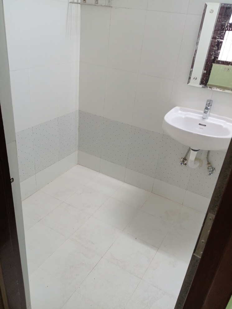 Bathroom, rwa-apartments 3 Bedroom 1600 Sq.Ft. Apartment In Sector 31 Noida 9113069