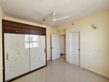 Room in 3 BHK Apartment at Gomti Nagar – for Rent