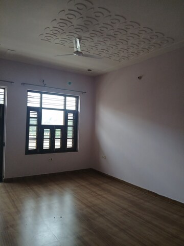 Room in 2 BHK Builder Floor at Sector 9 – for Rent