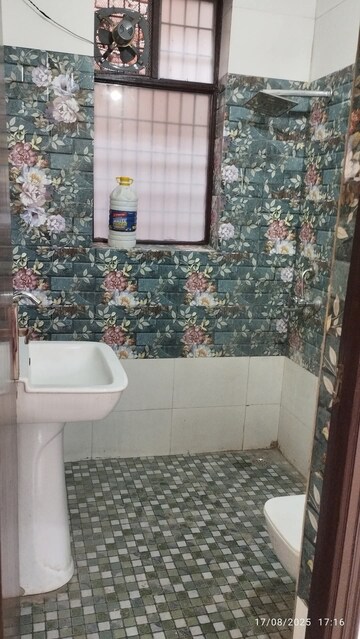 Attached Bathroom in 3 BHK Builder Floor at Green Fields Colony – for Rent