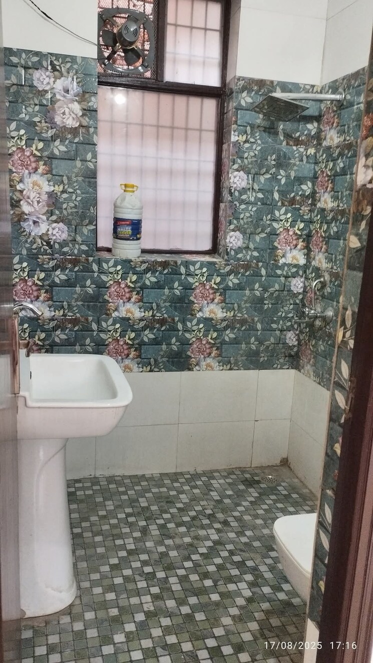 Attached Bathroom, green fields colony 3 Bedroom 1900 Sq.Ft. Builder Floor In Green Fields Colony Faridabad 9113276