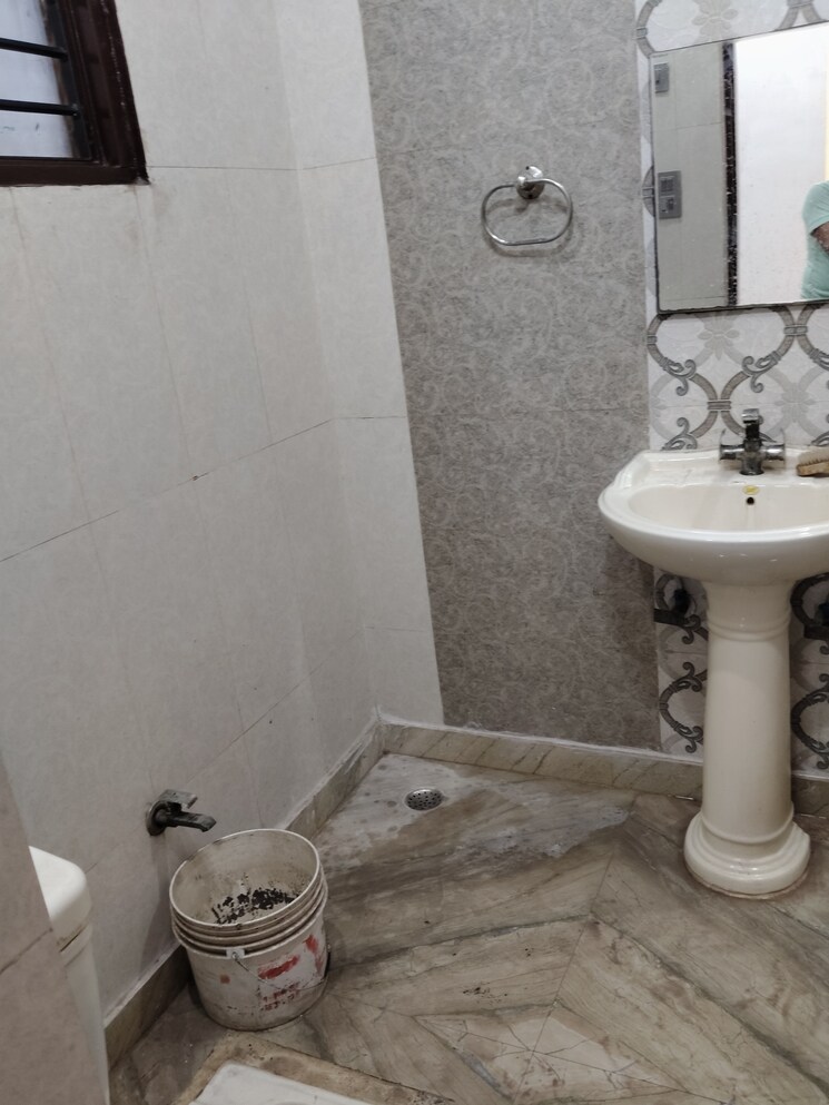 Bathroom, green fields colony 3 Bedroom 1900 Sq.Ft. Builder Floor In Green Fields Colony Faridabad 9113276