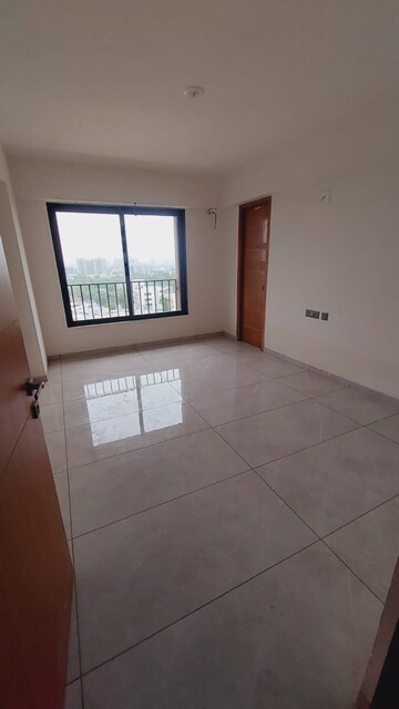 Room in 3 BHK Apartment at Science City – for Rent