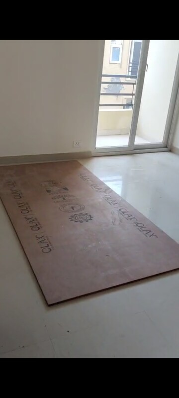 Room in 3 BHK Apartment at Amrapali Centurian Park, Tech Zone 4 Greater Noida – for Rent