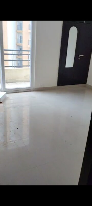Room in 3 BHK Apartment at Amrapali Centurian Park, Tech Zone 4 Greater Noida – for Rent