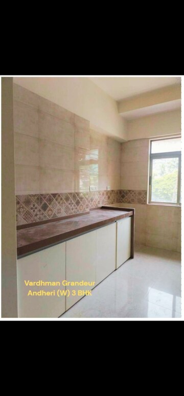 Room in 3 BHK Apartment at Vardhman Grandeur, Andheri West – for Rent