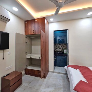 Room in 2 BHK Builder Floor at DLF Royale Residences, Dlf Phase iv – for Rent