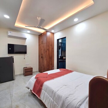 Master Bedroom in 2 BHK Builder Floor at DLF Royale Residences, Dlf Phase iv – for Rent