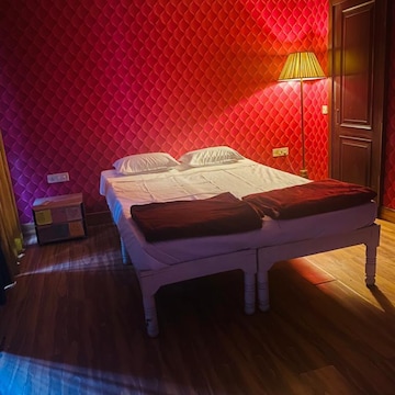 Bedroom in 2 BHK Builder Floor at DLF Royale Residences, Dlf Phase iv – for Rent