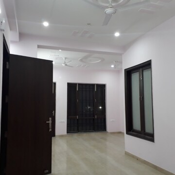 Room in 2 BHK Builder Floor at DLF Oakwood Estate, Dlf Phase ii – for Rent