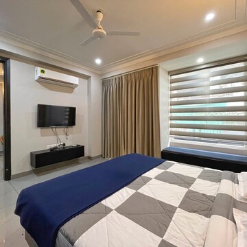Bedroom in 2 BHK Builder Floor at DLF Oakwood Estate, Dlf Phase ii – for Rent