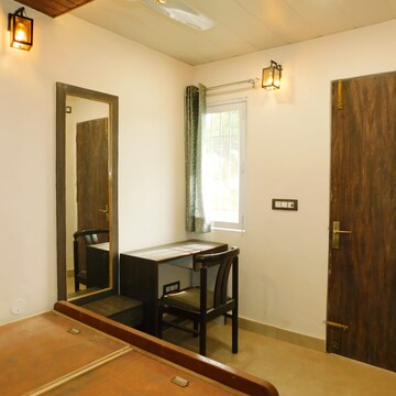 Bedroom in 2 BHK Builder Floor at DLF The Royalton Tower, Golf Course Road – for Rent