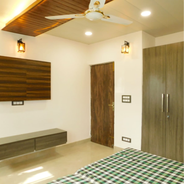 Bedroom in 2 BHK Builder Floor at DLF The Royalton Tower, Golf Course Road – for Rent