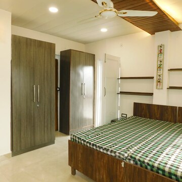 Bedroom in 2 BHK Builder Floor at DLF The Royalton Tower, Golf Course Road – for Rent